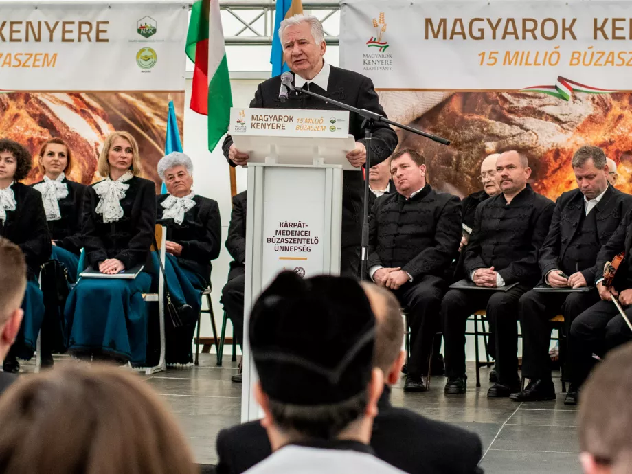 A sarjadó búza megáldásával indult el a Magyarok Kenyere program