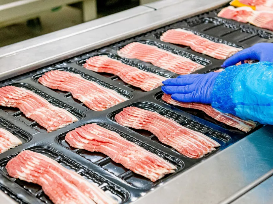 Öles léptekkel halad a karbonsemlegesség felé a magyar bacongyártó