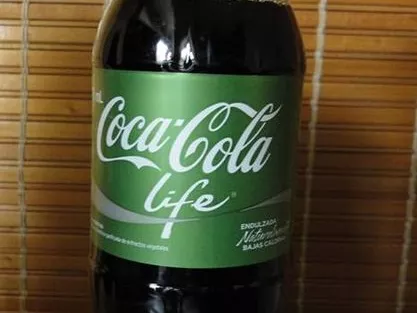 Itt a zöld címkés Coca-Cola