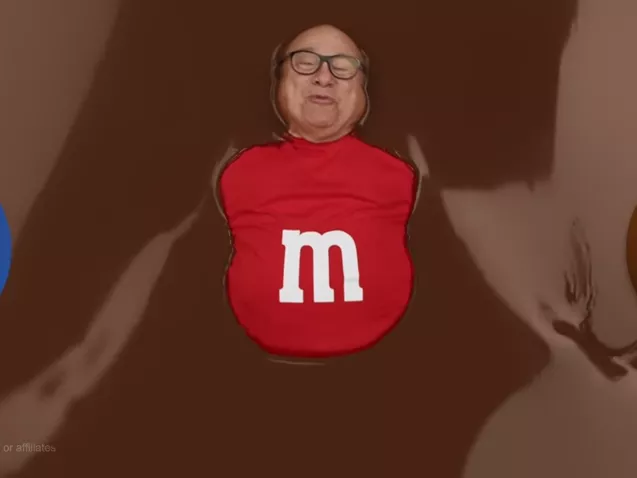 Csokoládéban lubickol Danny DeVito 