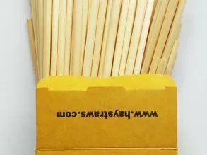 Sorra kapja a pofonokat a műanyag szívószál