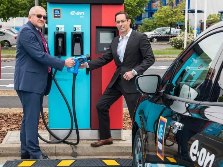Elektromosautó-töltőhálózatot épít ki az ALDI