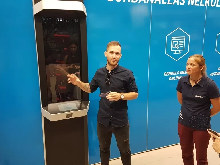 Munkában a Decathlon első robotmunkatársa