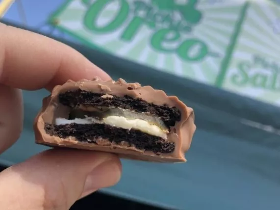 Itt a savanyú uborkás Oreo!