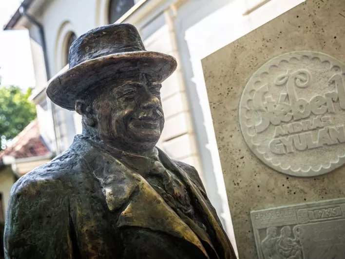 Szobrot kapott a gyulai kolbász megalkotója
