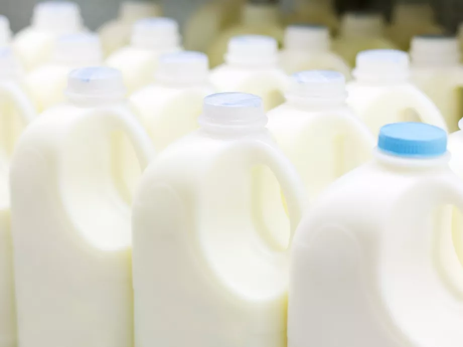 Intelligens csomagolást tesztel a tejespalackoknál a brit Aldi