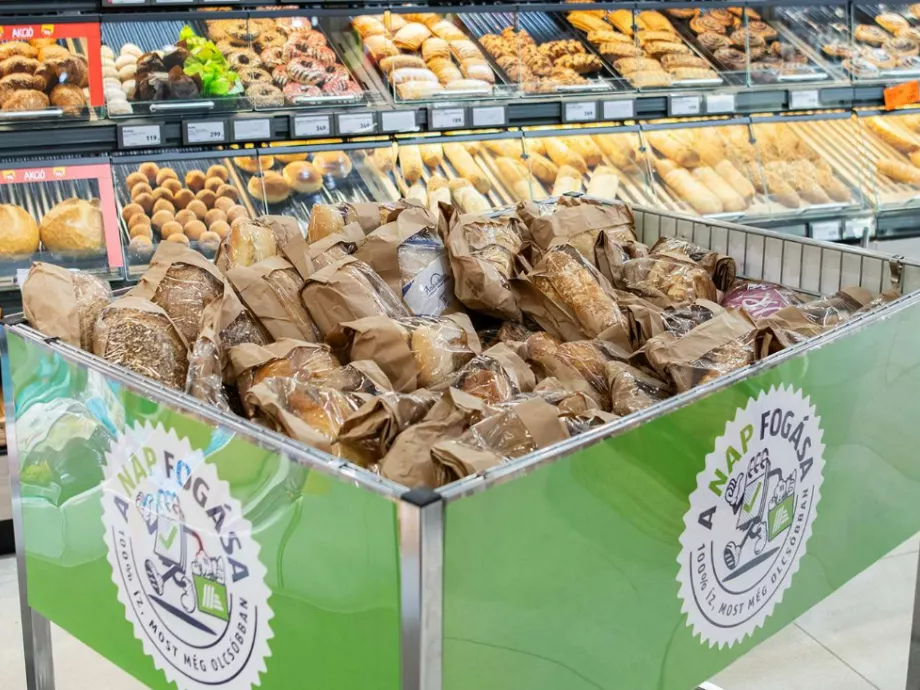 Féláron kínálja az előző napi péksüteményeket és a szépséghibás zöldség-gyümölcsöket az ALDI