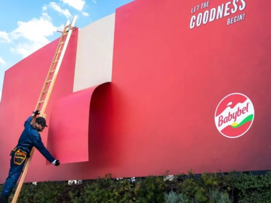 A Babybel ikonikus lehúzható csomagolása köszön vissza most óriásplakátokon