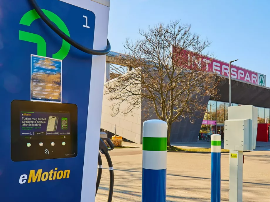 Egyre több SPAR-üzletnél tölthetőek az elektromos autók
