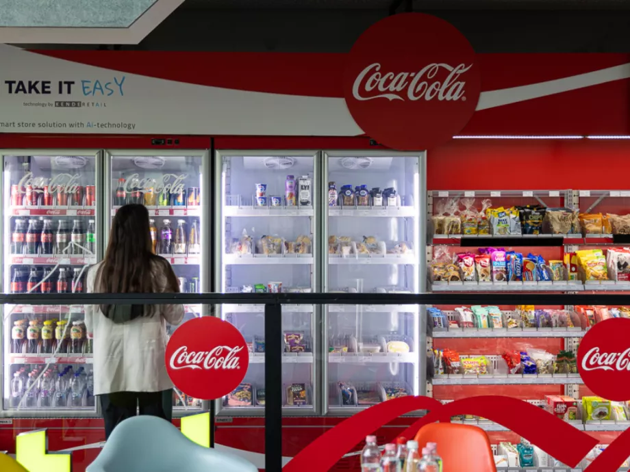 Személyzet és pénztár nélküli üzletet nyit a Coca-Cola Magyarországon