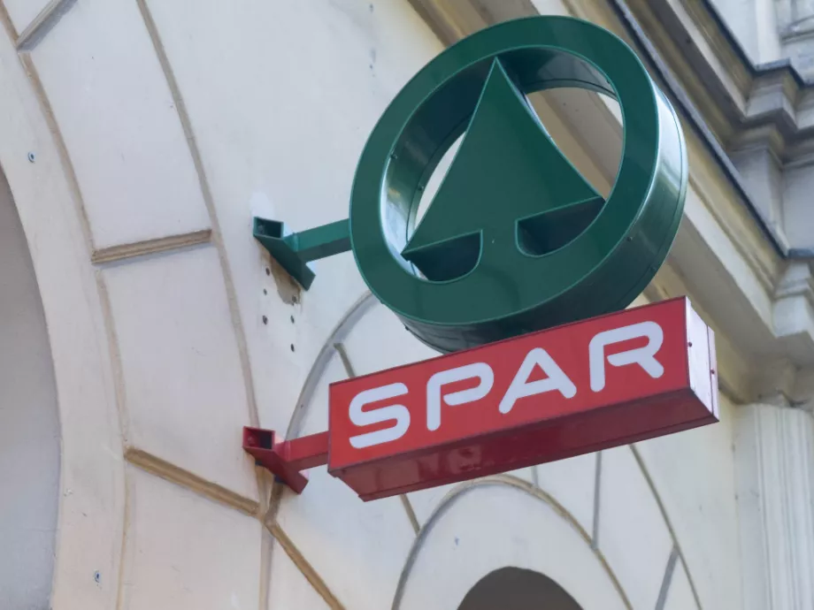 Átalakította működését és Svájcba menekíti magyarországi vagyona egy részét a Spar