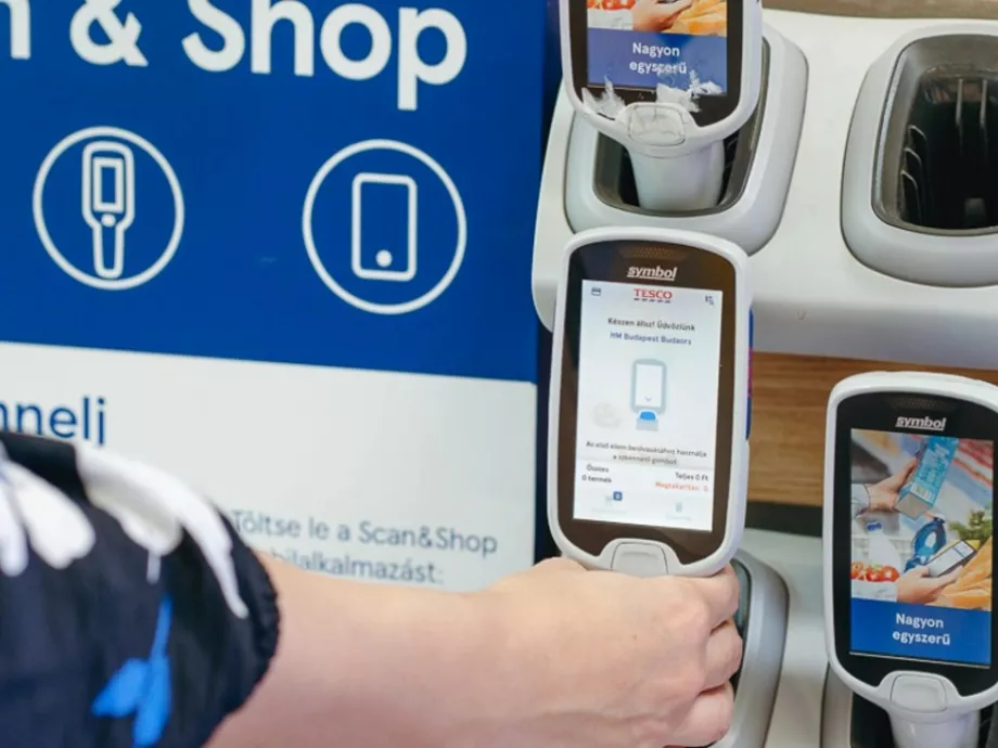 Mobilappos kézi szkennerrel gyorsítja a bevásárlást a Tesco