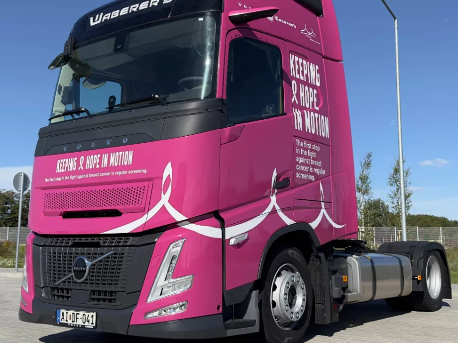 Pink kamionokat indít útnak a Waberer’s és a Volvo Trucks egy különleges alkalomból